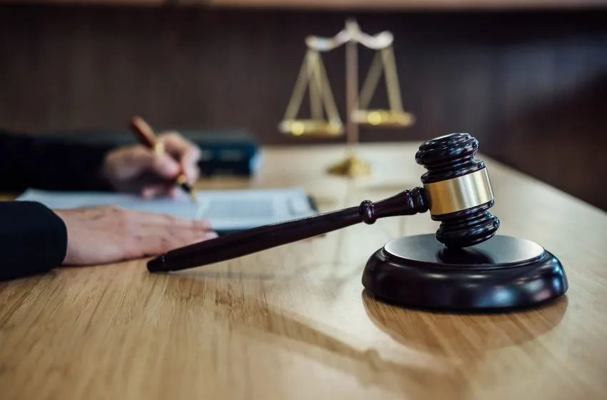 Imagem com chamada informativa sobre concurso público. Texto principal: “Concurso público: saiba qual é o prazo para entrar com ação judicial”. Layout com identidade visual jurídica/profissional, destacando orientação sobre direitos do candidato e prazos para medidas judiciais relacionadas ao certame.